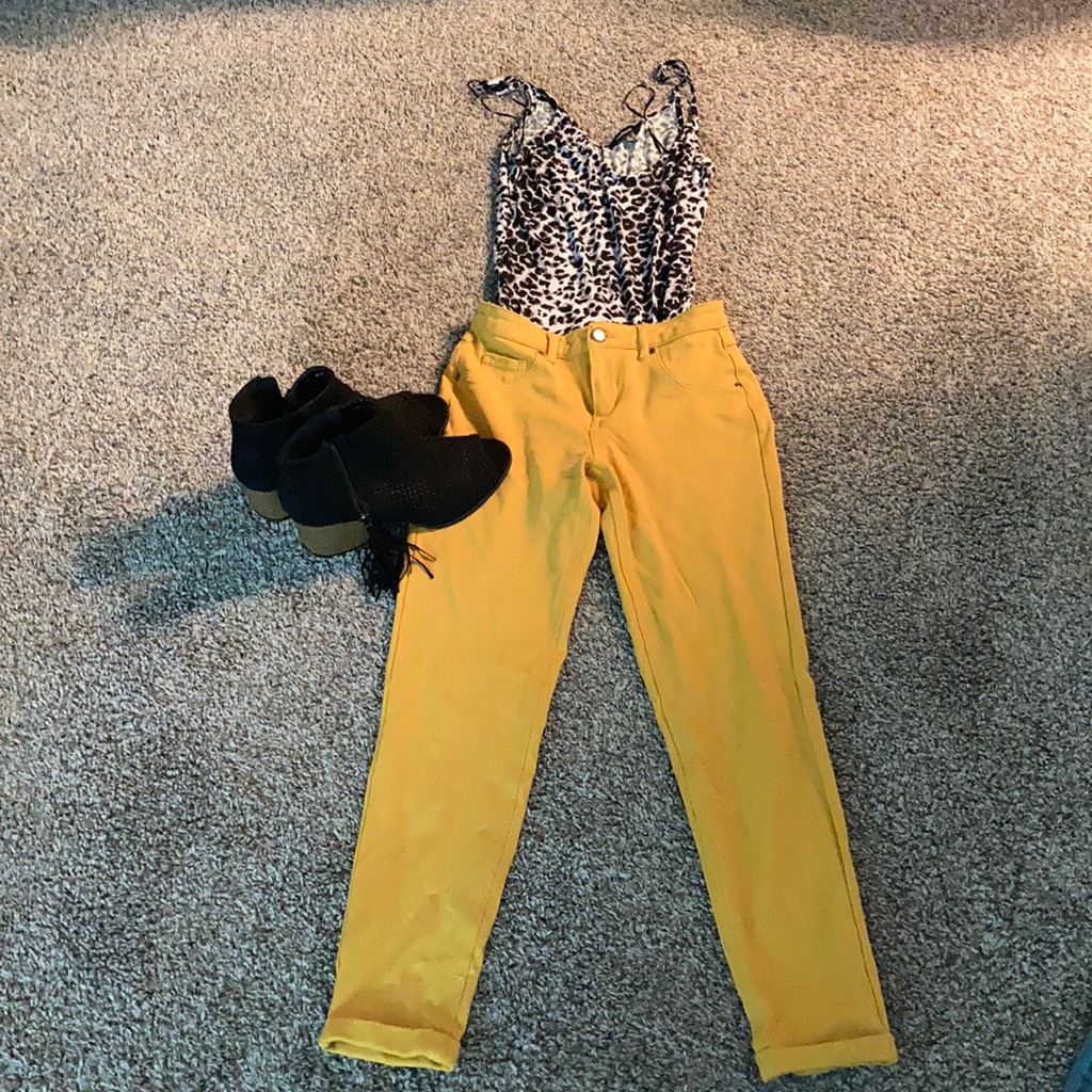 Cute Stretch Mustard Pants Size Small